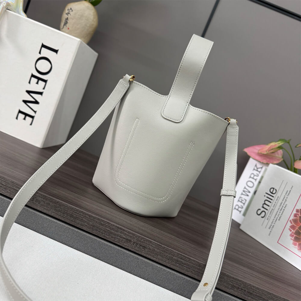 LOEWE Mini Pebble bucket in smooth calfskin(high-end grade)
