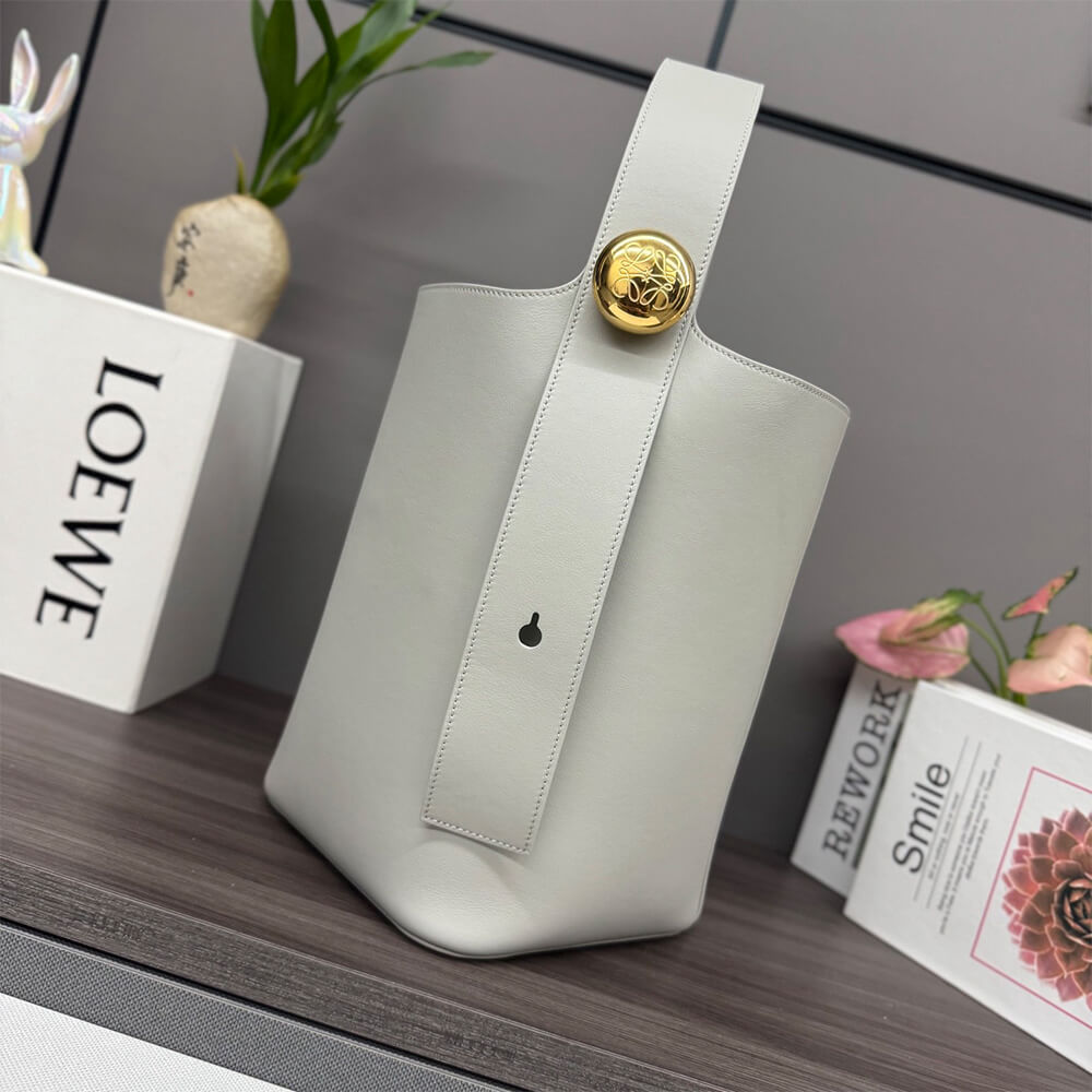 LOEWE Medium Pebble bucket in smooth calfskin(high-end grade)